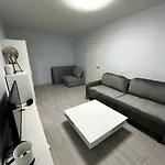 Tallinn's Prime Spot: Pae 49 - Near Airport, Concerts & Shops Apartman